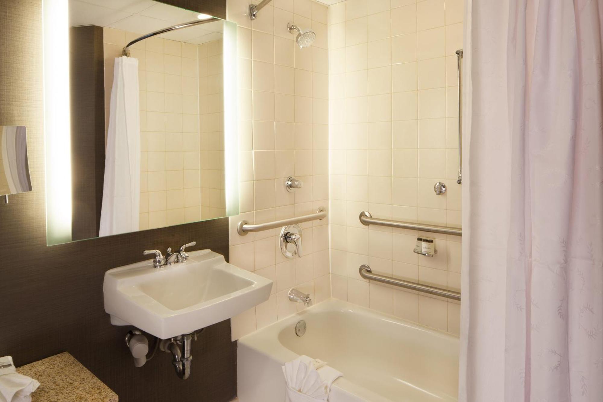 Sheraton Bucks County 3*